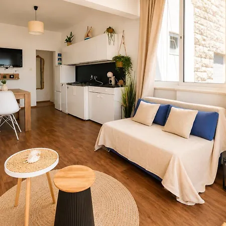 Deluxe Seaview Apartment